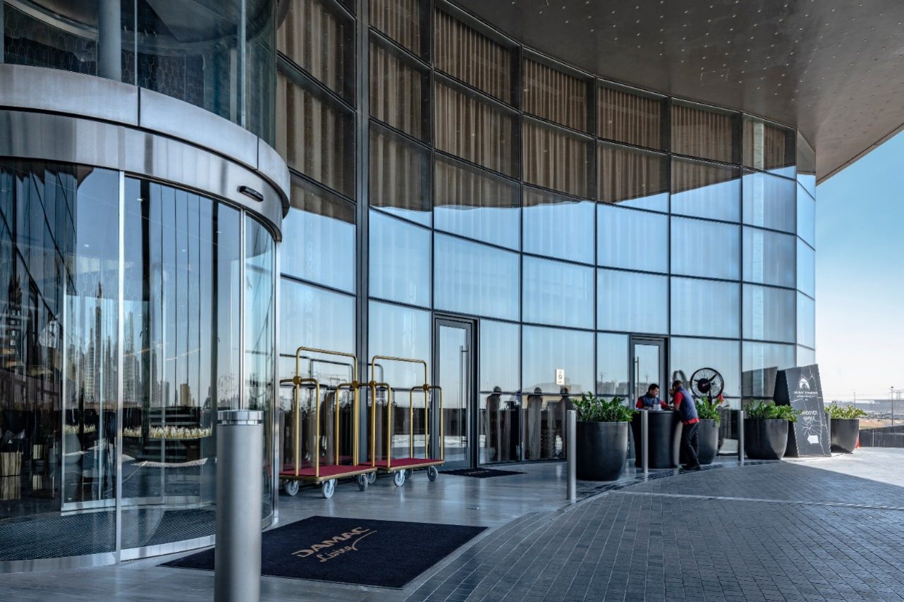 การสะท้อนแสงต่ำ ด้วยการไตร่ตรองที่มากขึ้น