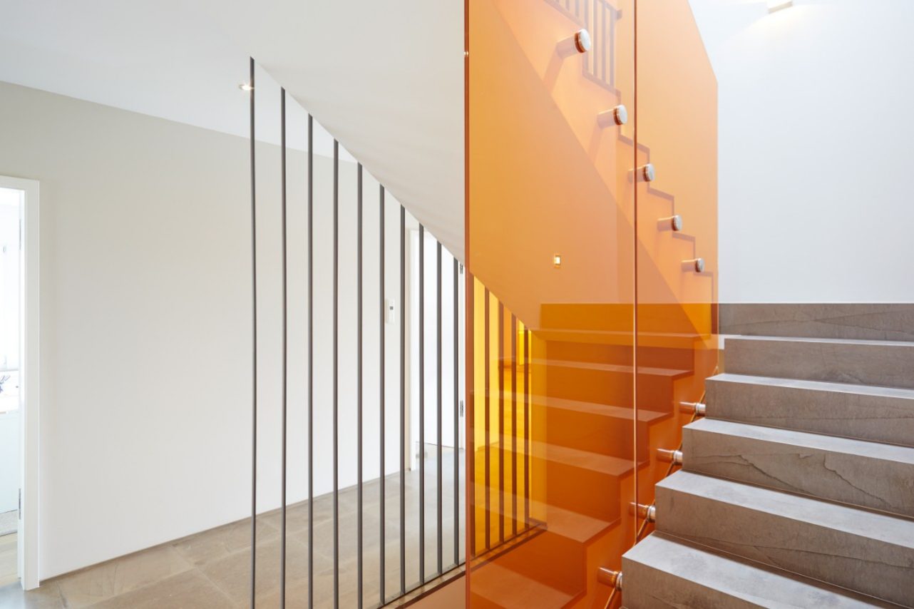 Laminált üvegek színes köztes rétegekkel 