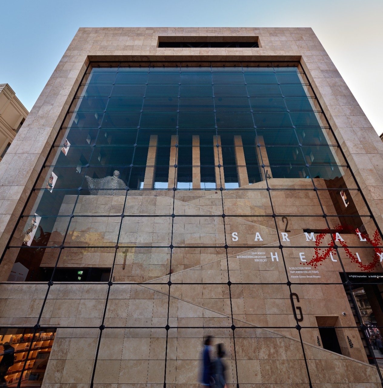 fațadă din sticlă fără reflexie