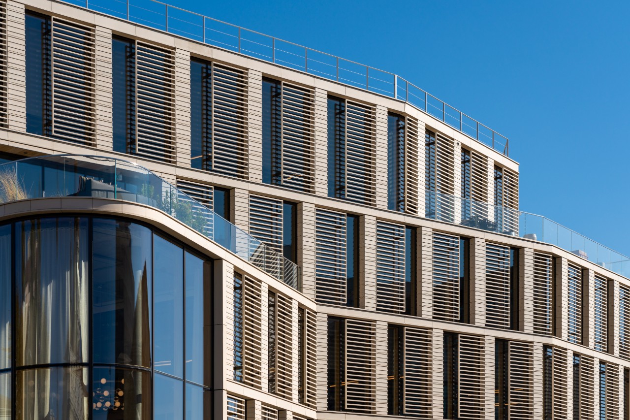 kamer met uitzicht door glas op de bergen